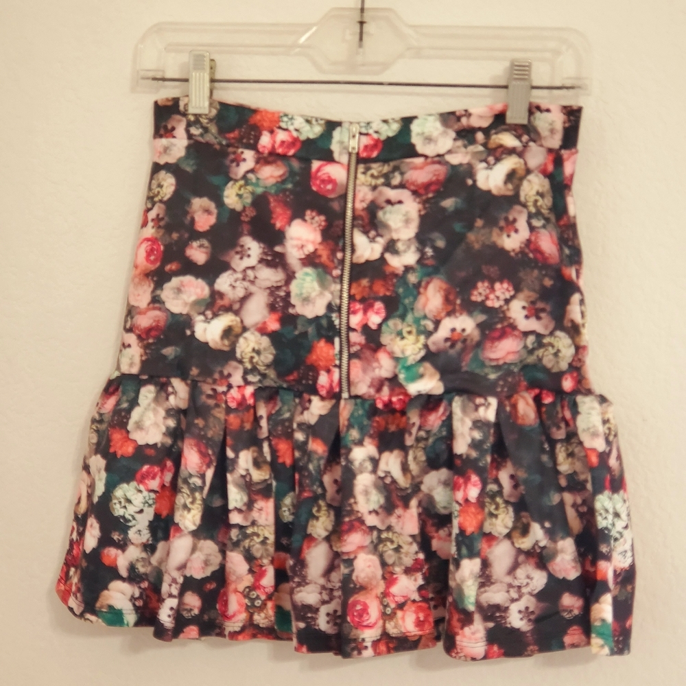 RENAMED Floral rose graphic print skirt Lg. ruffle bottom layer swingy - Picture 8 of 8